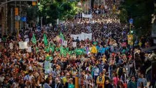 Docentes y familias llenan la plaza Urquinaona en defensa de la educación pública