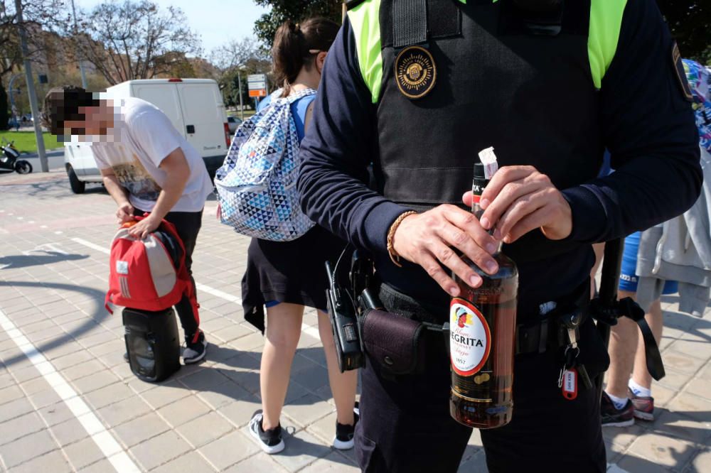 La Policía Local interviene alcohol junto a la rotonda  del campo de golf