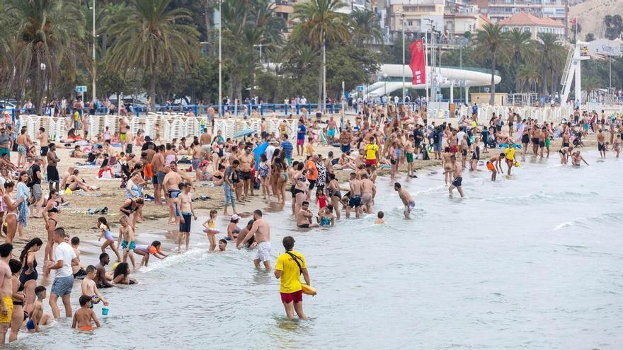 La alerta vacía el mar pero no el arenal del Postiguet