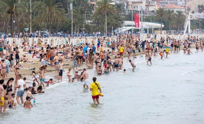 La alerta vacía el mar pero no el arenal del Postiguet