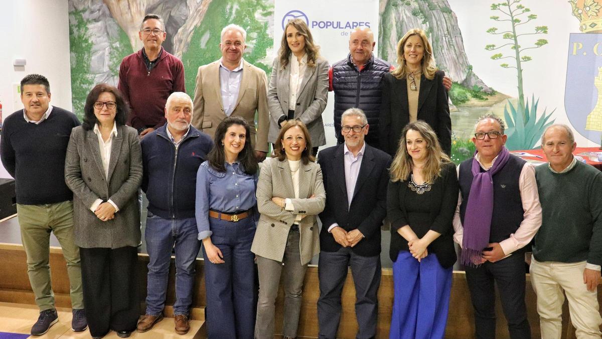 La presidenta del PP de Málaga, Patricia Navarro, junto al alcalde de Montejaque, Diego Sánchez, y su equipo de gobierno.
