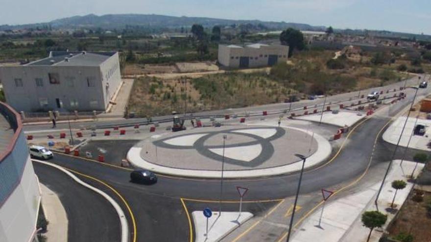 Imágenes de las obras en las que se ha ejecutado la rotonda junto al polígono Apatel para acabar con un punto negro de tráfico y obligar a los conductores a reducir velocidad.