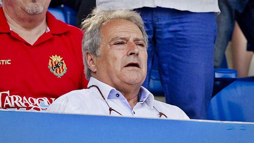 El expresidente de la Diputación y del Olímpic de Xàtiva en el palco presidencial del estadio de La Murta.