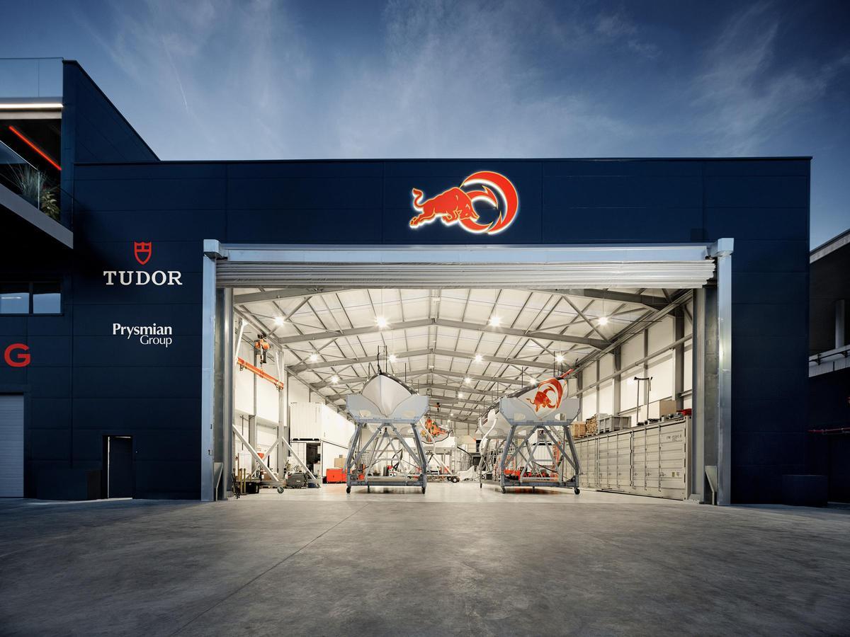 Así es la base del Alinghi en Barcelona