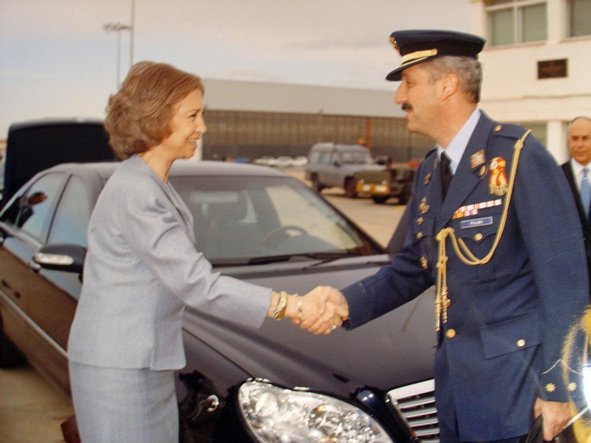 Carlos de Palma saluda a la reina Sofía en la Academia General del Aire, en 2004.