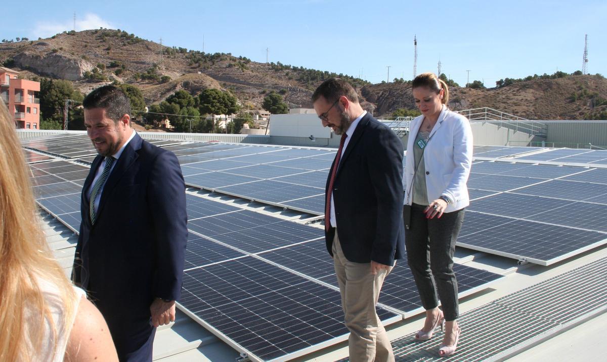 Juan Jódar, Diego José Mateos y Ana Belén Martínez, contemplaban las placas solares en la cubierta para reducir las emisiones y mejorar el comportamiento ambienta de la tienda.