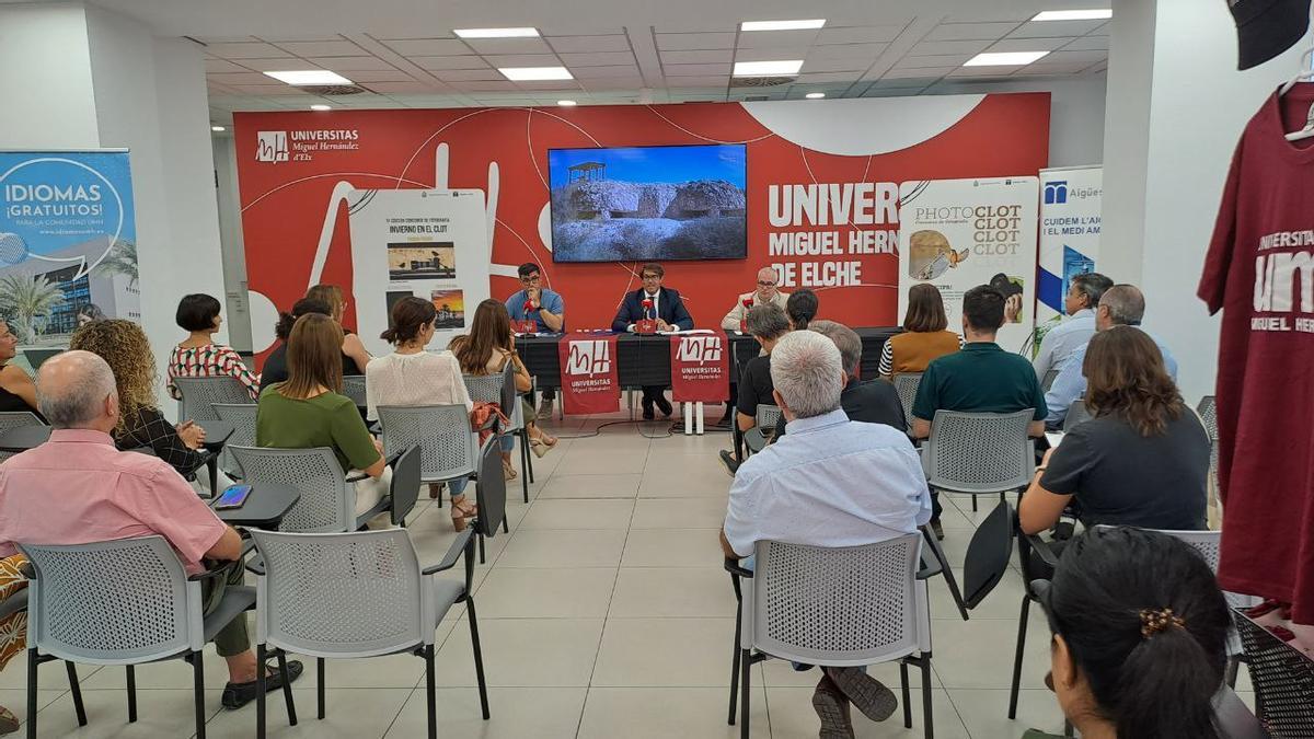 Acto de inauguración de la exposición "Invierno en el Clot" en la sede de la UMH situada en la Plaza de Baix