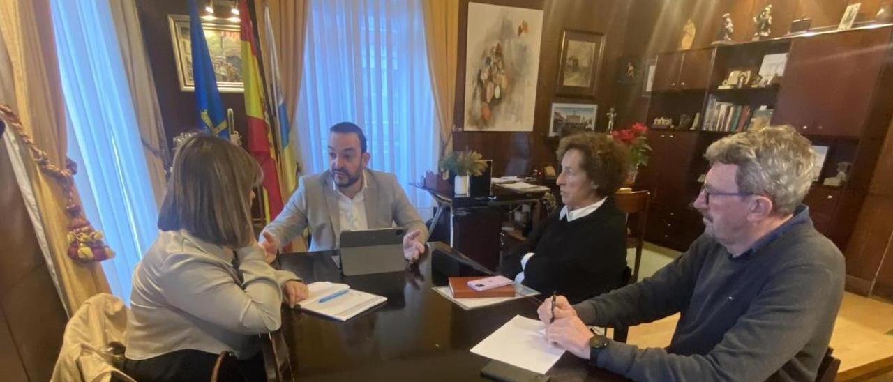 La reunión de Manuel Ángel Álvarez con Gimena Llamedo, ambos a la izquierda de la imagen.