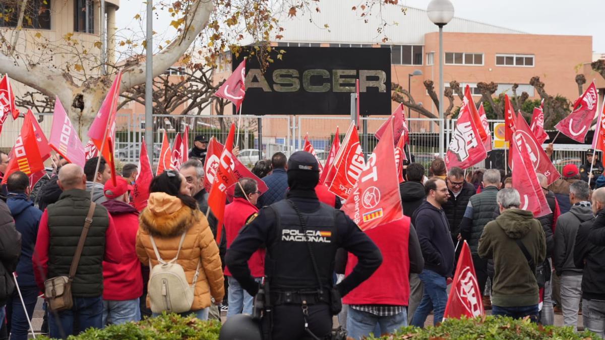 Vídeo: Sindicatos se manifiestan frente a la sede de la patronal Ascer.