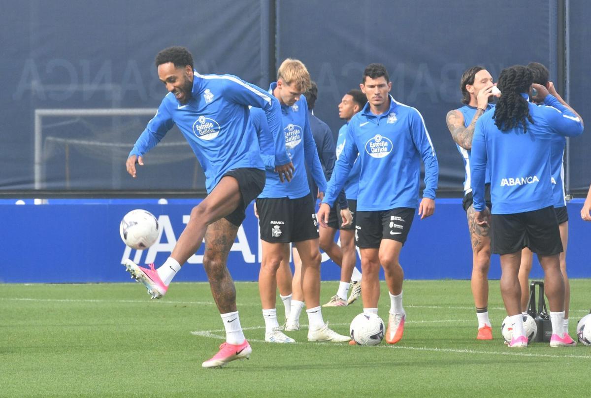 Ya vestido con la ropa de entrenamiento blanquiazul, Adama Traoré trabaja junto a sus compañeros.