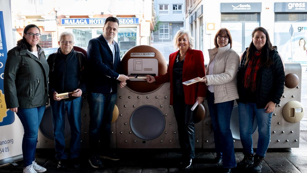 Miembros de la Fundación Alonso Quijano y de la Asociación Mercader el reciclaje de libros