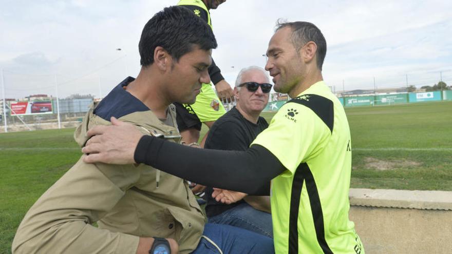 Benja saluda a Nino en una visita del central de Bigastro a un entrenamiento del Elche hace dos años