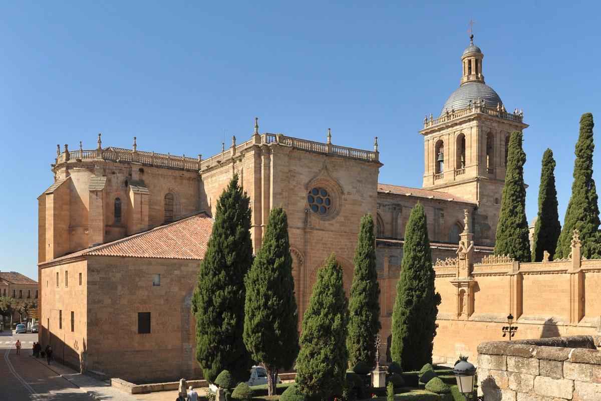 Vista externa de las cubiertas de la catedral salamantina de Ciudad Rodrigo.