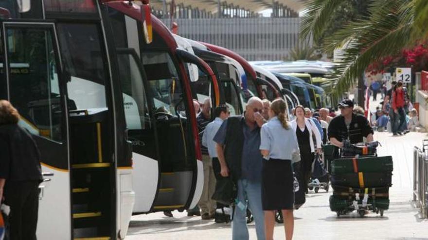 Autobuses frente al Aeropuerto de Alicante, en una imagen de archivo.