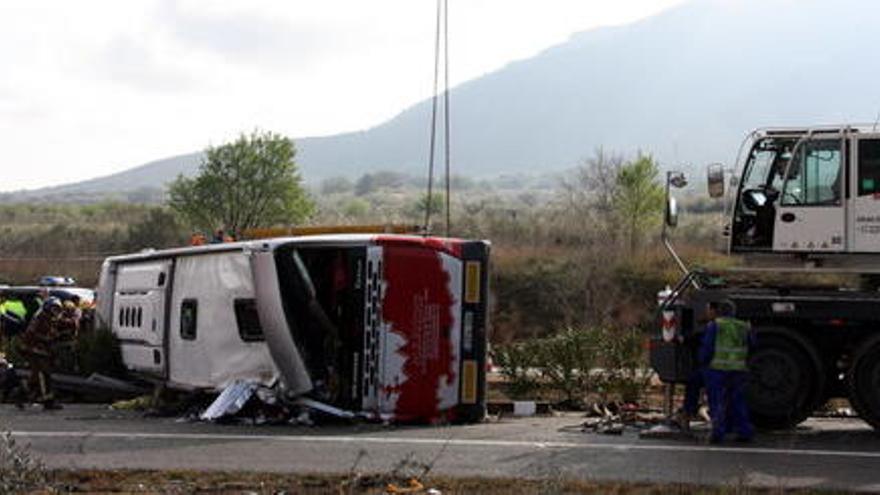 Una grua aixeca l&#039;autocar accidentat a Freginals