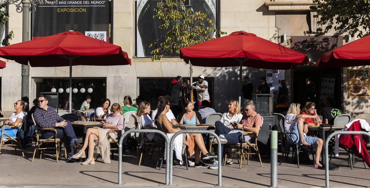 Terrazas en la plaza del Ayuntamiento de València.
