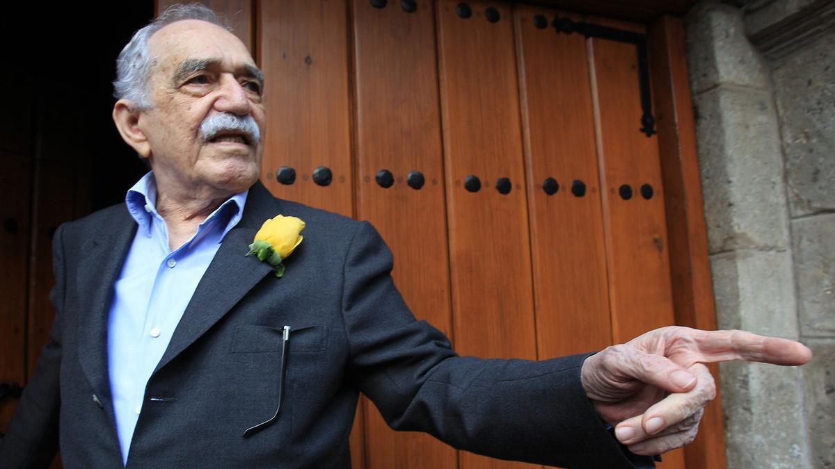 MEX313. CIUDAD DE MÉXICO (MÉXICO), 07/04/2022.- Fotografía de archivo fechada el 6 marzo del 2014 del escritor colombiano premio Nobel de Literatura Gabriel García Márquez, afuera de su residencia en Ciudad de México. El I Congreso Internacional de la Lengua Española, celebrado en la mexicana Zacatecas, es recordado este jueves en su aniversario 25 por haberse rendido a los pies del maestro Gabriel García Márquez, quien sugirió pasar la ortografía a jubilación. EFE/Mario Guzmán