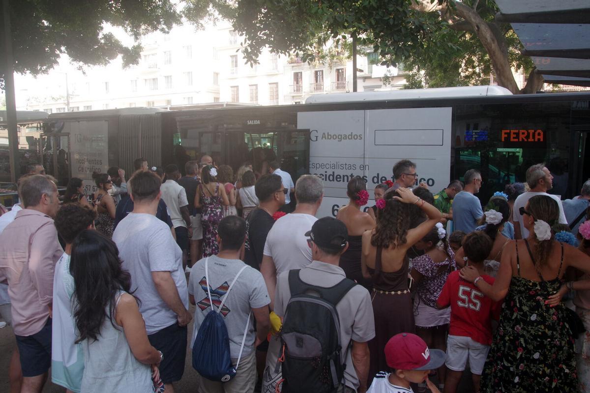 Colas para coger el autobús en el Centro para ir al Real de la Feria de Málaga 2025