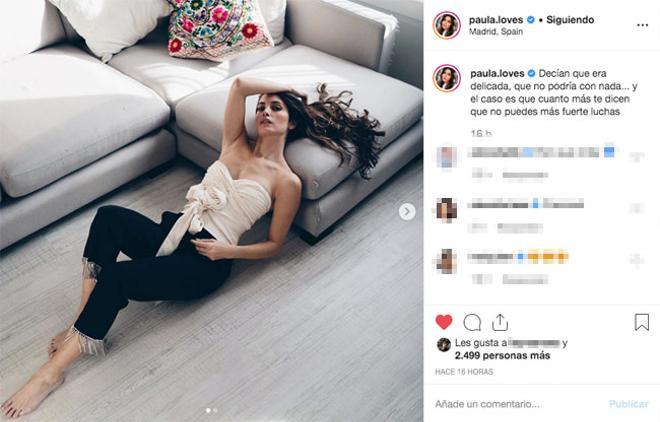 La 'influencer' Paula Moya con pantalones con bajo de 'strass' de Uterqüe y top drapeado de Zara