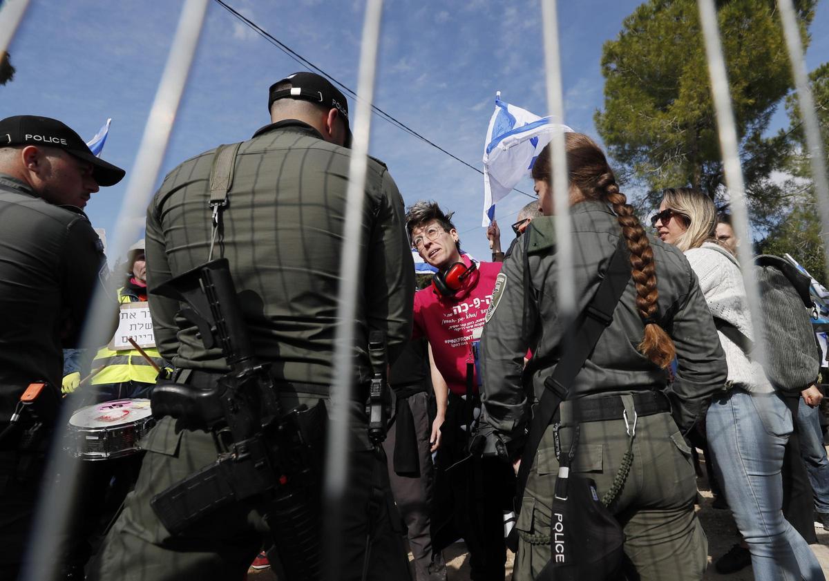 Un policia israelià apunyalat per un nen de 13 anys a Jerusalem Un policia israelià apunyalat per un nen de 13 anys a Jerusalem