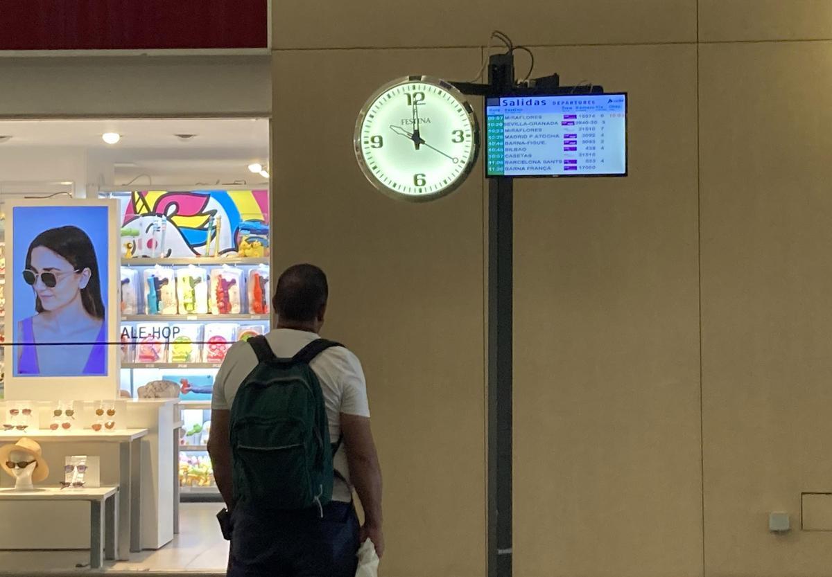 Un varón observa la pantalla de información de salida de trenes AVE en la estación de Delicias. ESTACION DELICIAS AVE CARRETERA CASTELLON