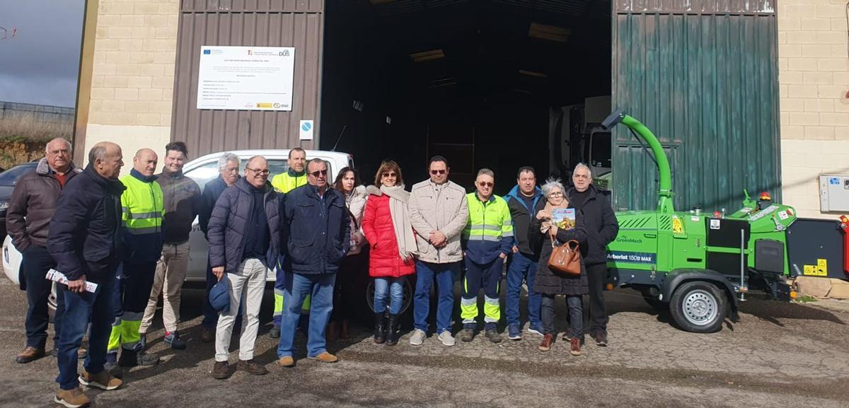 Regidores de la Mancomunidad de Municipios Tierra del Vino en la recepción de la biotrituradora.  | CEDIDA