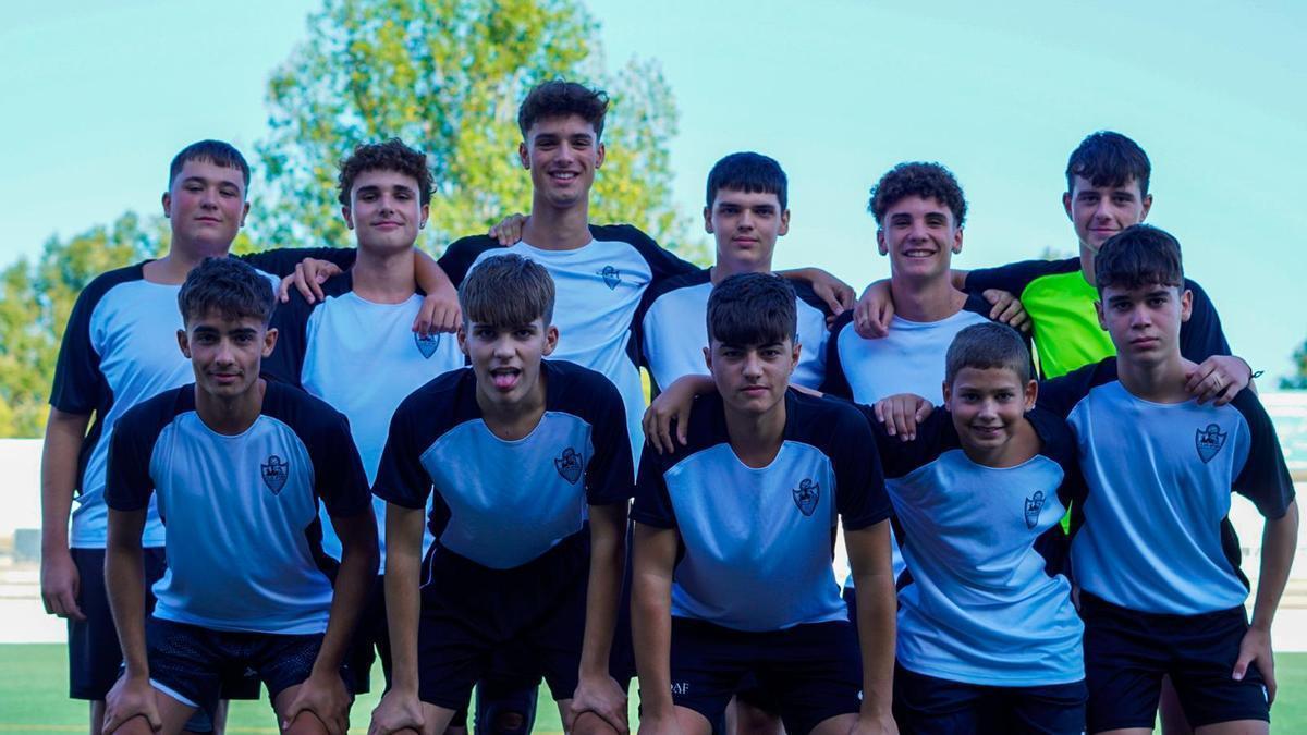 Parte del grupo de jóvenes de San Antonio que está trabajando para devolver el fútbol a la localidad.