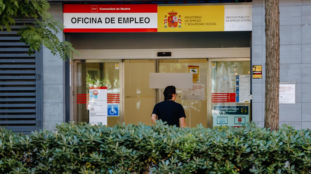 Un hombre entra una oficina del Servicio Público de Empleo Estatal (Sepe).