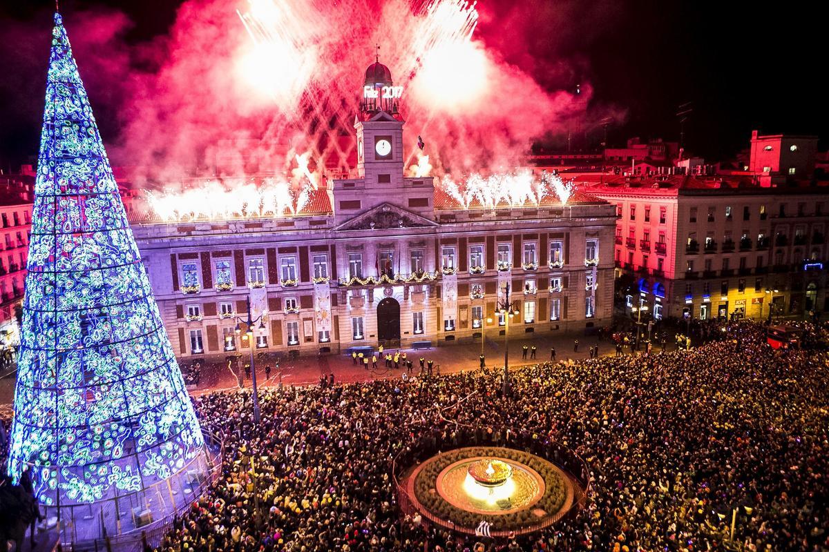 La Puerta del Sl se queda sin la tradicional celebración de las campanadas. En la foto, bienvenida al año 2017 en la Puerta del Sol de Madrid.