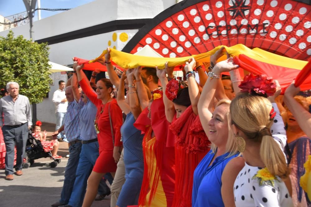 Numerosos vecinos participan en la iniciativa municipal, en la plaza Antonio José Galán, con motivo del Día de la Hispanidad