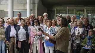 Cantos de taberna en A Coruña para bailar y reír: "Somos abuelas fiesteras"