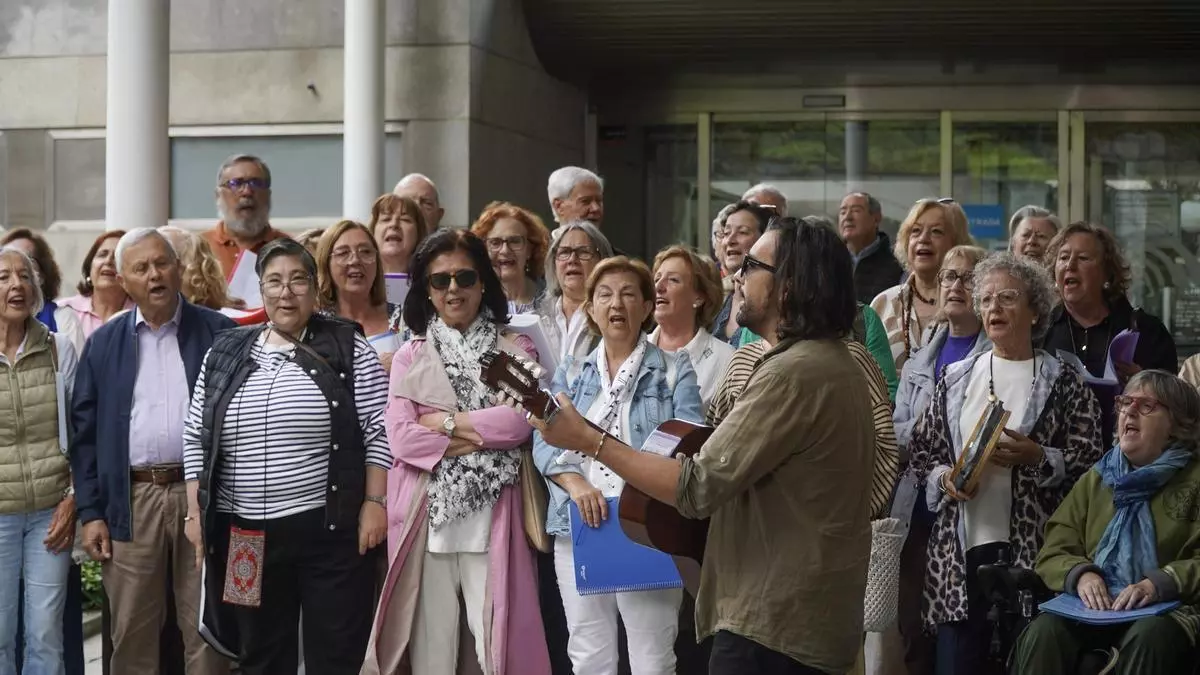 Cantos de taberna en A Coruña para bailar y reír: "Somos abuelas fiesteras"