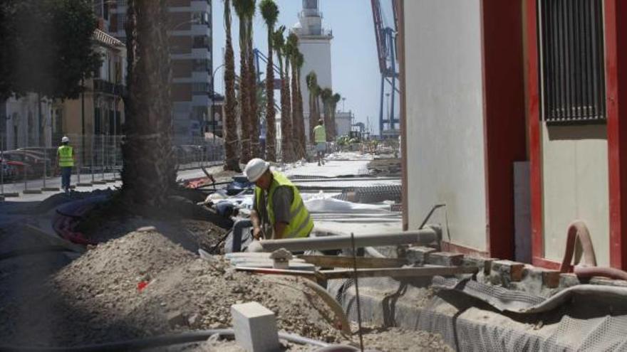 Los operarios trabajaban ayer en la modificación de la altura de los locales del Paseo de la Farola .