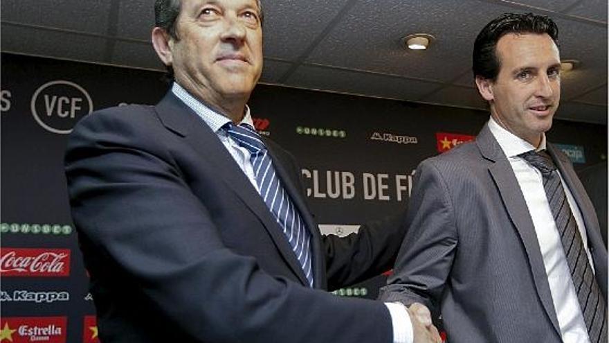 Manuel Llorente saluda a Unai Emery, antes de iniciarse el acto oficial de la renovación del técnico.