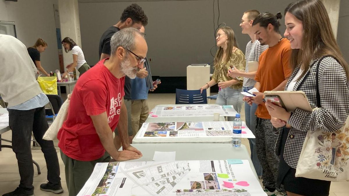 Los estudiantes de Arquitectura exponen sus trabajos a los vecinos del barrio de Arenales.