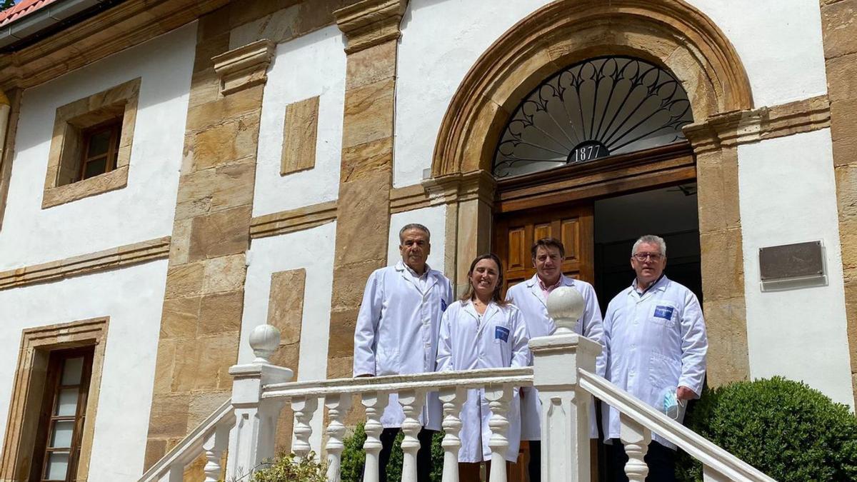 Por la izquierda, Martín-Caro, Calvo, Almeida y Fernández, a las puertas de la empresa.