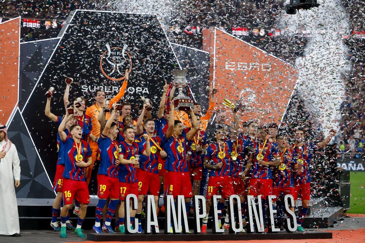 El Barça aixecant la Supercopa