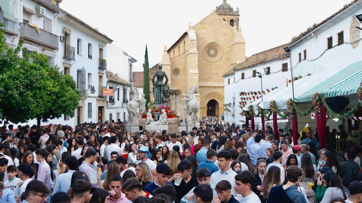 Numerosos jóvenes disfrutan de la Cruz de Mayo frente a la iglesia de Santa Marina, este pasado fin de semana.