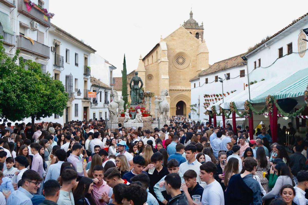 Numerosos jóvenes disfrutan de la Cruz de Mayo frente a la iglesia de Santa Marina