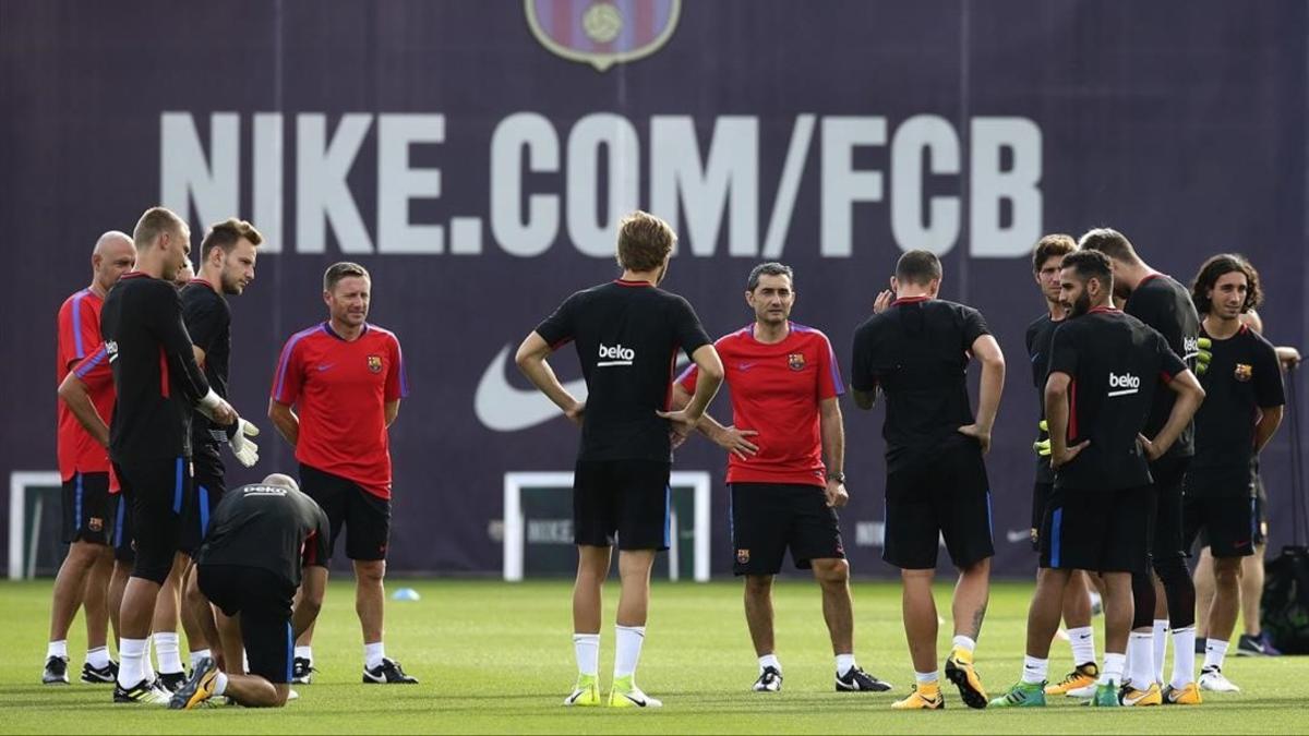 Valverde, en un entrenamiento del Barça en la ciudad deportiva de Sant Joan Despí.