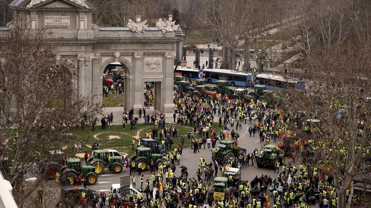 Agricultores con tractores en el centro de Madrid, con la Puerta de Alcalá al fondo, el pasado febrero. /