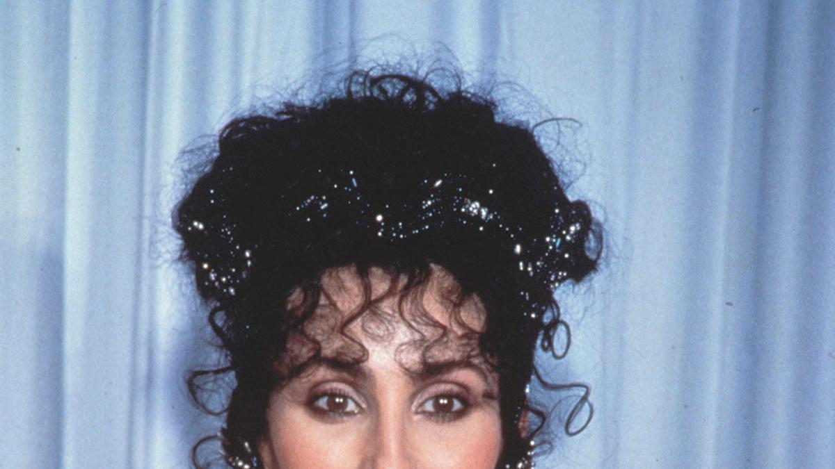 Cher con su Oscar en 1987