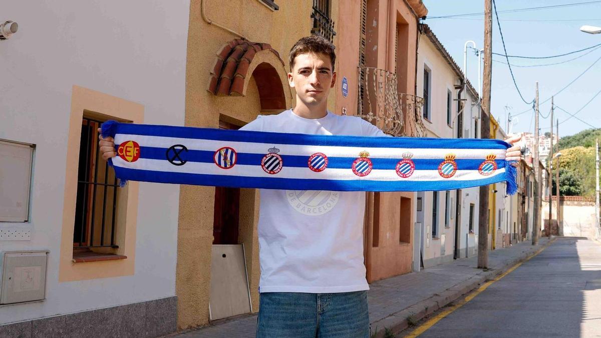 Àlex Calatrava, nuevo fichaje del Espanyol, posando con una bufanda blanquiazul.