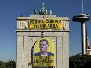 En libertad con cargos los activistas de Greenpeace que desplegaron una pancarta en el Arco de Moncloa