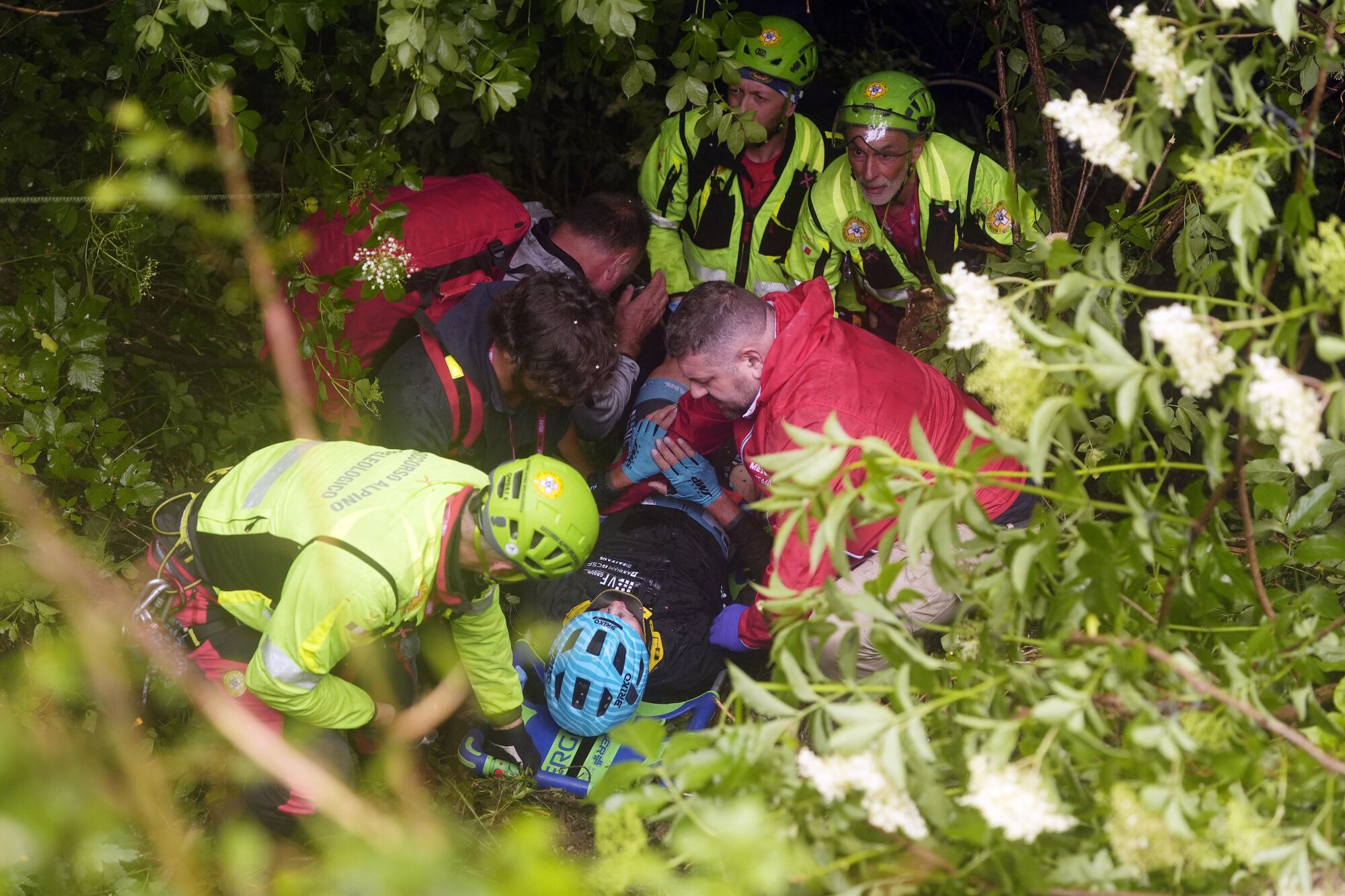 27 May 2025, Italy, San Valentino: Italian cyclist Alessio Martinelli of VF Group-Bardiani-CSF-Faizane receives treatment after the fall during the sixteenth stage of the 108th Giro d'Italia cycling race, 203km from Piazzola sul Brenta to San Valentino. Photo: Fabio Ferrari/LaPresse via ZUMA Press/dpa Fabio Ferrari/LaPresse via ZUMA / DPA 27/05/2025 ONLY FOR USE IN SPAIN. Fabio Ferrari/LaPresse via ZUMA / DPA;sports;cycling;2025 Giro d'Italia - Stage 16;