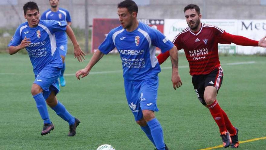 Dos jugadores villaralbinos, durante el encuentro del pasado sábado.