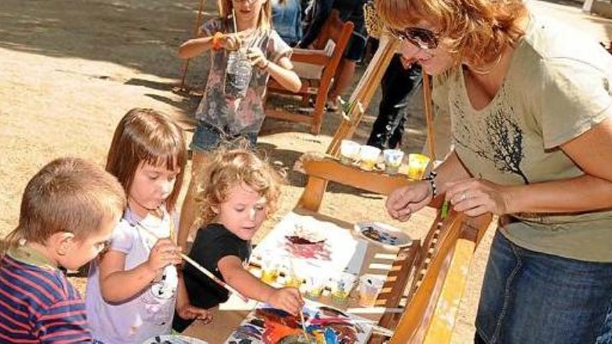 Una trentena d&#039;infants pinten al carrer per recordar com ho feia Vila Closes