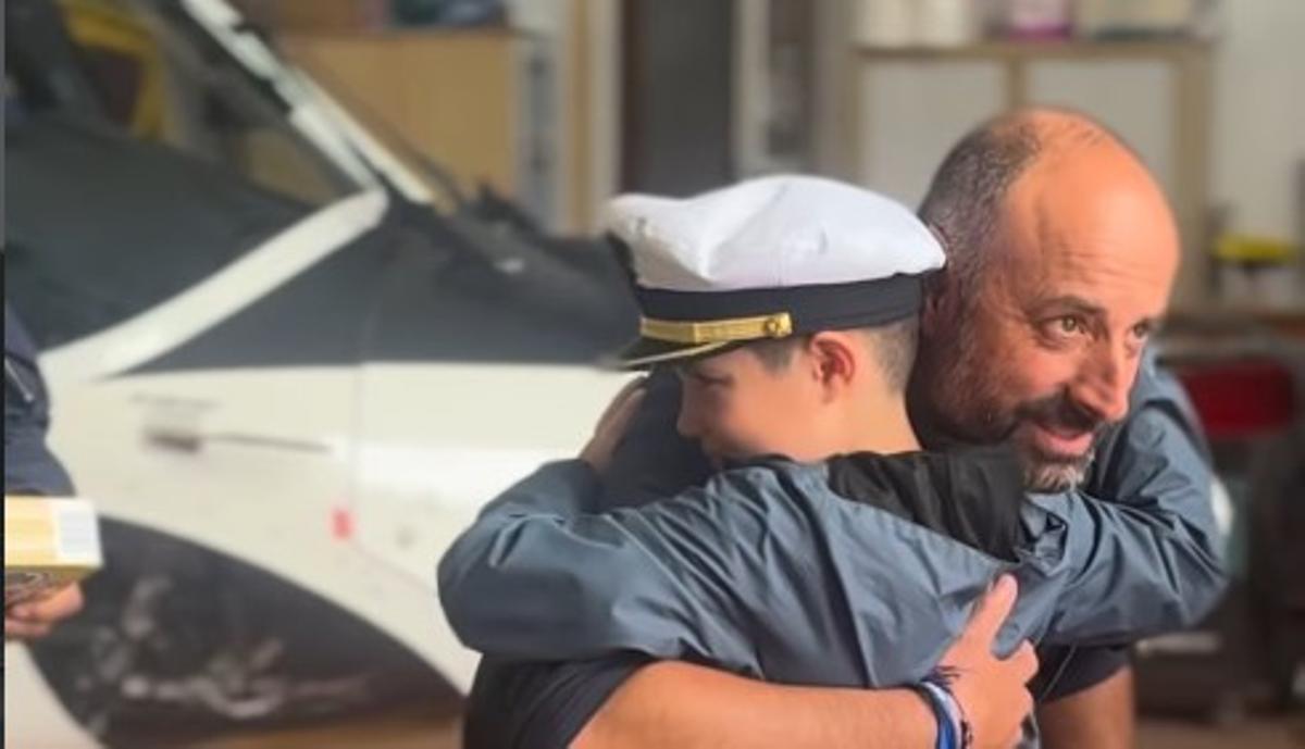 Urtzi abraza a miembro de la tripulación del Pesca 1.