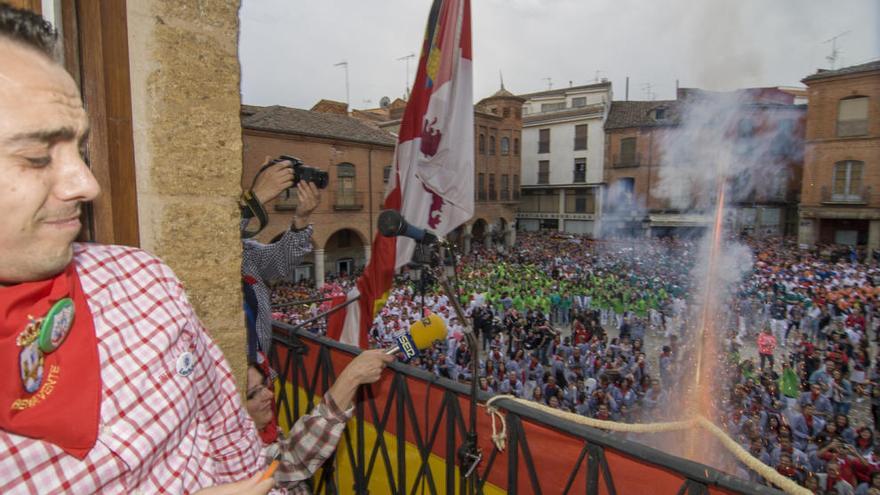 El alcalde de Benavente, Luciano Huerga, tras prender el cohete inaugural.