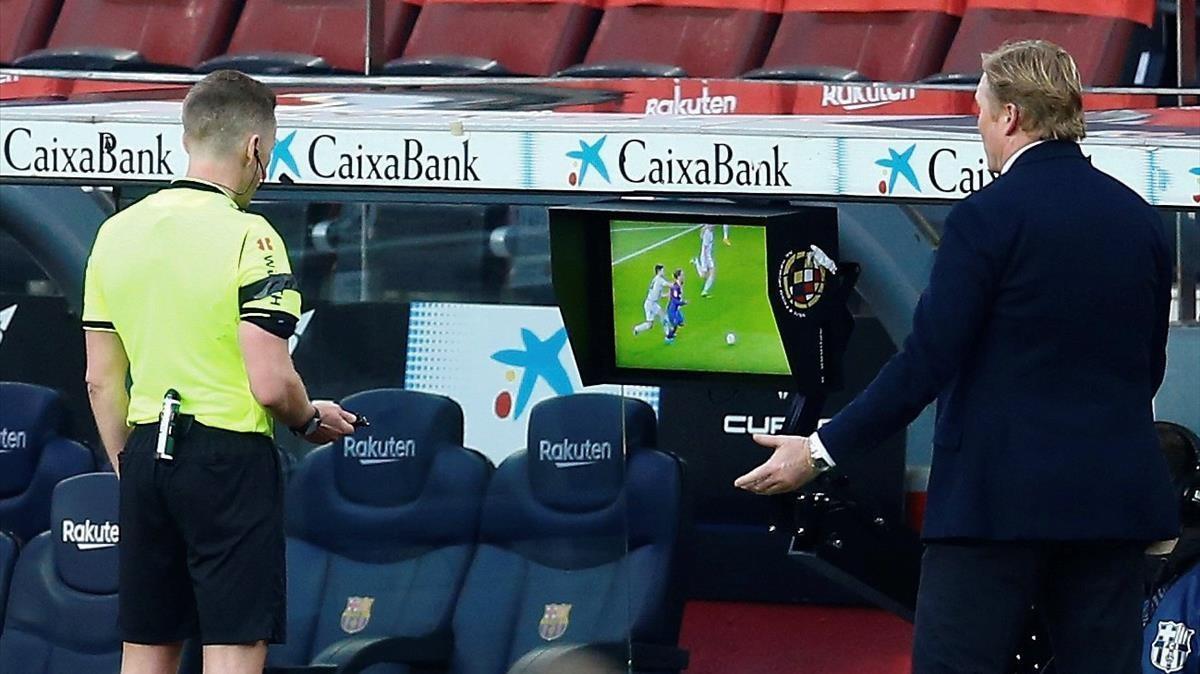 BARCELONA  19 12 2020 - El entrenador del FC Barcelona Ronald Koeman (d)  y el arbitro Javier Hernandez  durante el partido contra el Valencia CF  en la decimocuarta jornada de La Liga Santander de futbol en el Camp Nou - EFE  Enric Fontcuberta